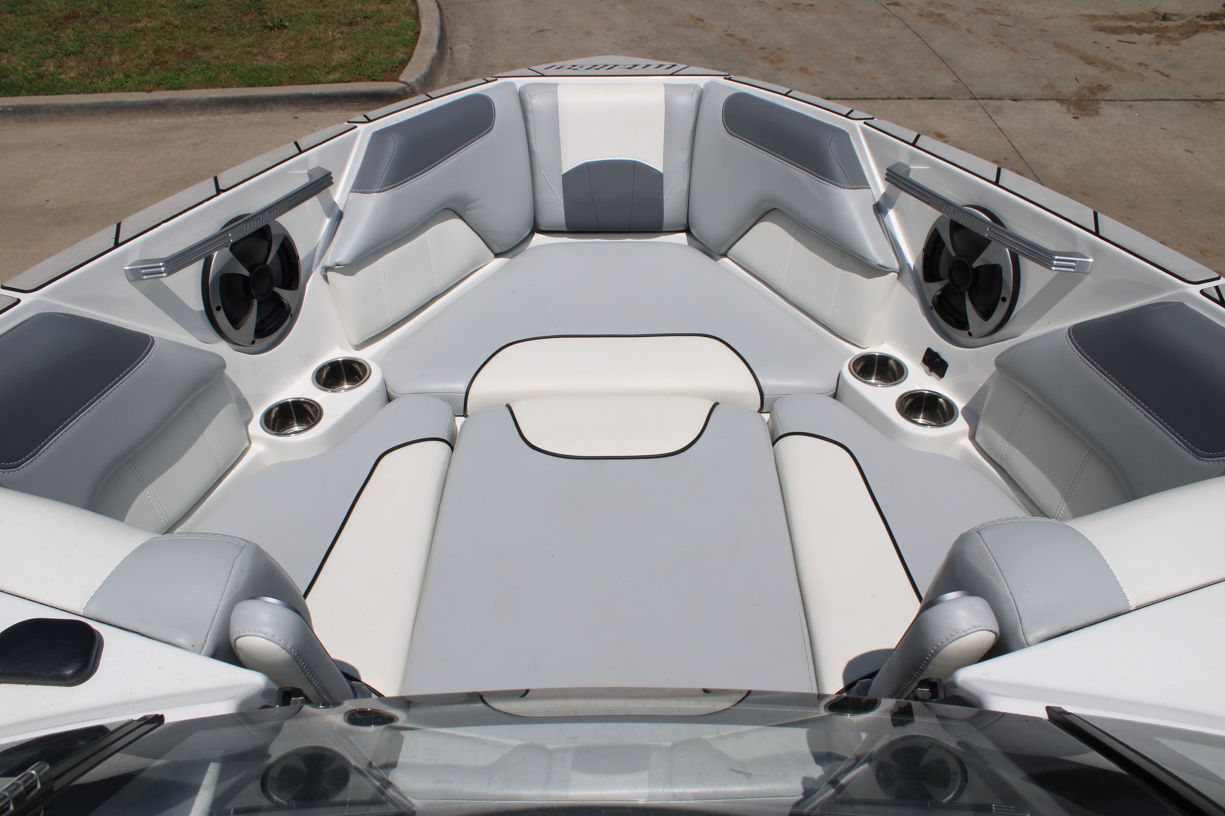 2020 Malibu 25 LSV Icon